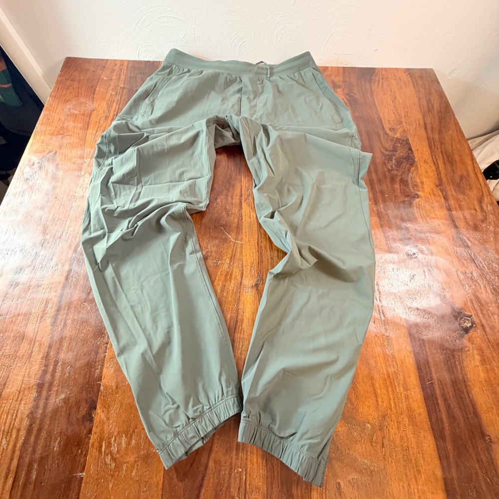 Lululemon Surge Jogger Sage Green Mens Size L Recycled Nylon Ankle Zip LM5956S